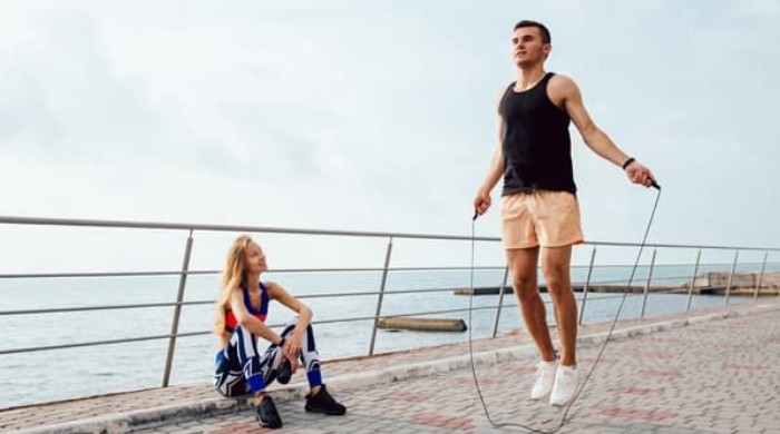 Что дает скакалка? Чем полезны прыжки со скакалкой?